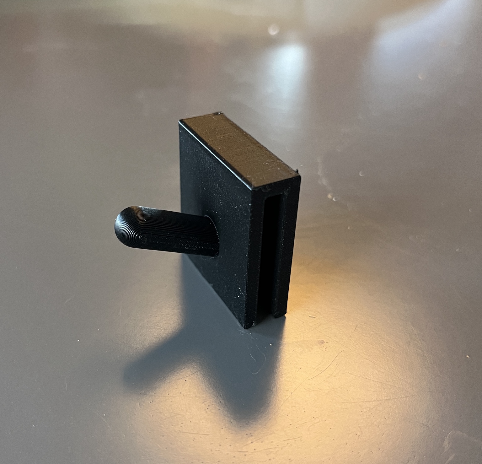 Zwart 3D-geprint haakje voor een droogtrekker, van dichtbij
